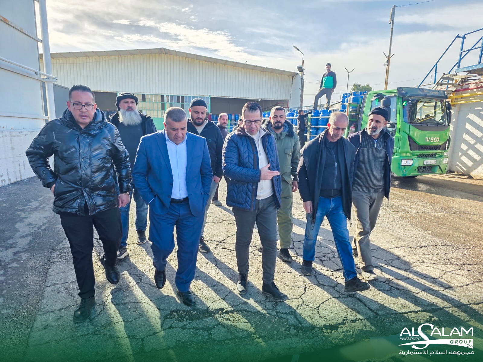 <p>زار اليوم عطوفة محافظ محافظة الخليل السيد خالد دودين محطة الغاز التابعة لـ مجموعة السلام الاستثمارية في منطقة فرش الهوى، وذلك في إطار متابعته لأوضاع تزويد الغاز في المحافظة، على خلفية أزمة الغاز التي تشهدها محافظة الخليل خلال الفترة الحالية.</p><p>وكان في استقبال عطوفته المدير العام لمجموعة السلام الاستثمارية السيد عدلي النتشة، حيث اطّلع خلال الزيارة على آلية العمل في المحطة، وإجراءات التزويد والتوزيع المعتمدة، إضافة إلى حجم المخزون المتوفر، والجهود المبذولة لضمان استمرارية تزويد المواطنين بمادة الغاز رغم التحديات القائمة.</p><p>كما جرى خلال الزيارة الاطمئنان على التزام المحطة بمعايير السلامة والجودة، ومناقشة السبل الكفيلة بالتخفيف من آثار أزمة الغاز، وضمان وصول المادة للمواطنين بعدالة وانتظام، بما يلبّي احتياجاتهم اليومية.</p><p>وأكد الجانبان أهمية التنسيق المشترك بين الجهات الرسمية والقطاع الخاص لمواجهة الأزمات الطارئة، وضمان استقرار إمدادات الغاز، بما يحقق المصلحة العامة ويخدم أبناء محافظة الخليل.</p><p><br>&nbsp;</p>