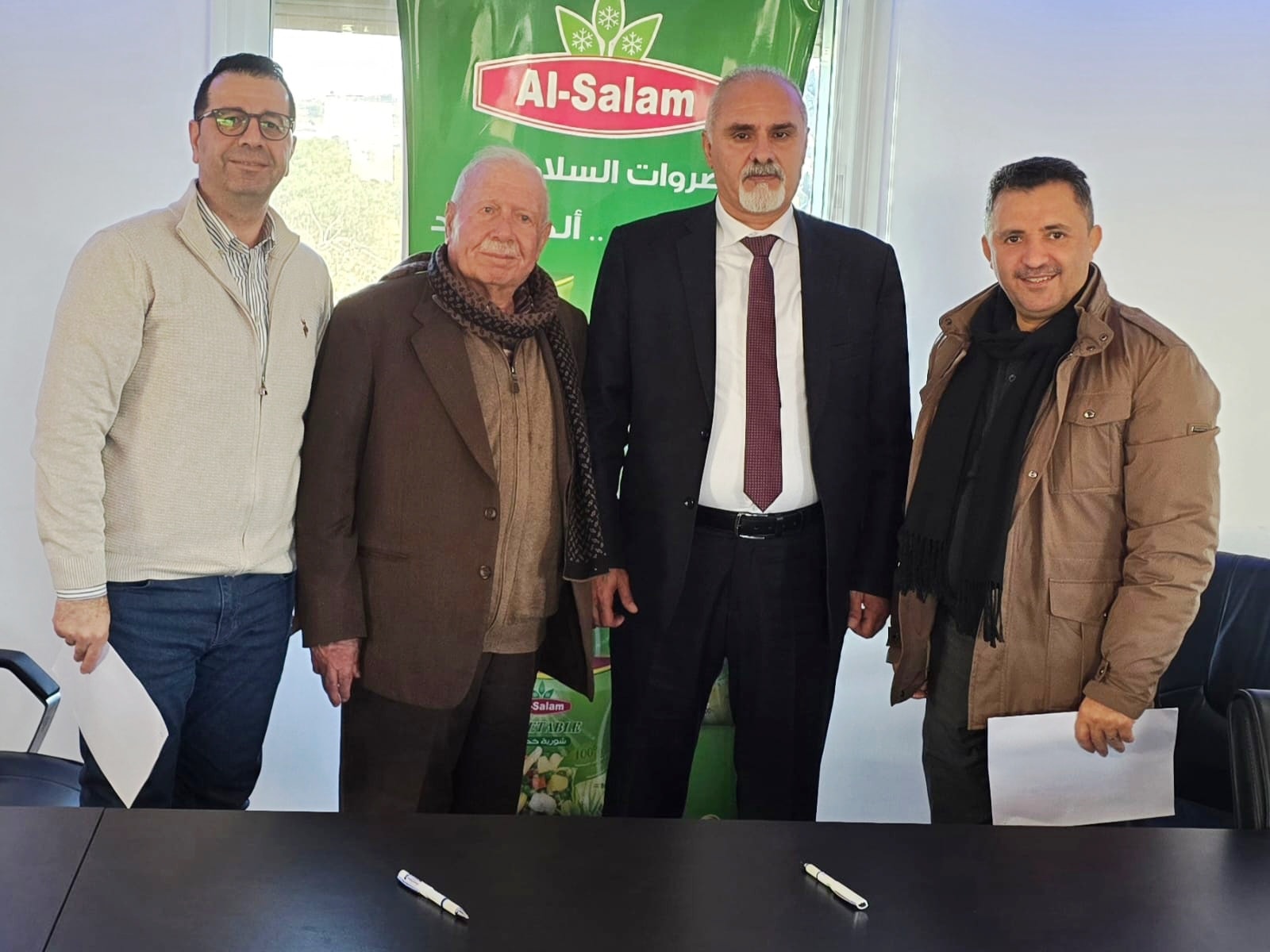 <p>زار وزير الزراعة الفلسطيني البروفيسور رزق سليمية، اليوم، مقر شركة السلام للتبريد، يرافقه المهندس طارق أبو خيزران نائب مدير الشركة الأردنية الفلسطينية لتسويق المنتجات الزراعية، وذلك في إطار دعم القطاع الزراعي وتعزيز الشراكة مع القطاع الخاص.</p><p>وكان في استقبال الوفد رئيس مجلس إدارة شركة السلام للتبريد الحاج عبد الحليم النتشة، والمدير العام السيد عدلي النتشة، حيث رحبوا بالزيارة وقدموا شرحاً مفصلاً حول أنشطة الشركة ودورها في دعم الزراعة الوطنية.</p><p>واطلع الوفد خلال الجولة على مصنع السلام لإنتاج بطاطا الشيبس المجمدة، والذي يُعد أول مصنع من نوعه في فلسطين، إضافة إلى أقسام تعبئة الخضروات المجمدة، ومخازن التبريد التابعة للشركة، والتي تُعد الأكبر على مستوى الوطن في مجال تخزين المنتجات المجمدة.</p><p>واختُتمت الزيارة بتوقيع اتفاقية زراعية لزراعة مساحات واسعة من الأراضي في شمال فلسطين بمحصول البطاطا، وتوريد الإنتاج لصالح شركة السلام، وذلك في خطوة تهدف إلى دعم أكثر من عشرين مزارعاً محلياً، وتعزيز استدامة القطاع الزراعي وتمكين المزارعين من تسويق منتجاتهم ضمن منظومة إنتاج وتبريد متكاملة.</p><p>&nbsp;</p><p>&nbsp;</p><p>&nbsp;</p><p><br>&nbsp;</p>