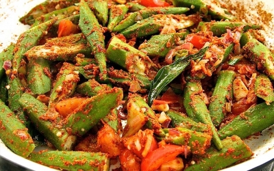 باميا مع الطماطم